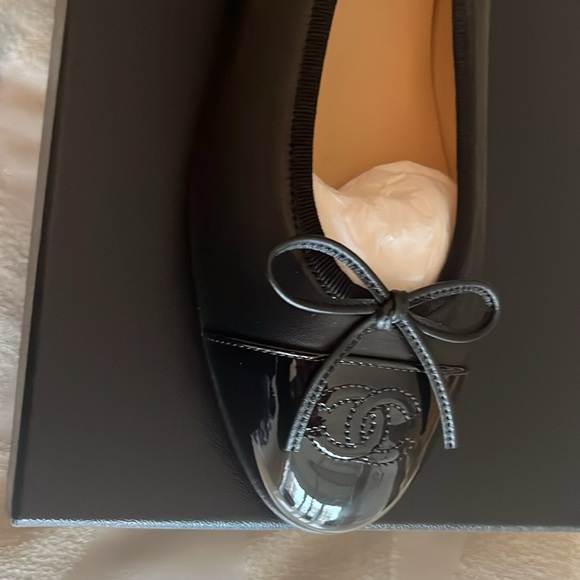 Chanel Black ballet flats NWT in box - Picture 2 of 7